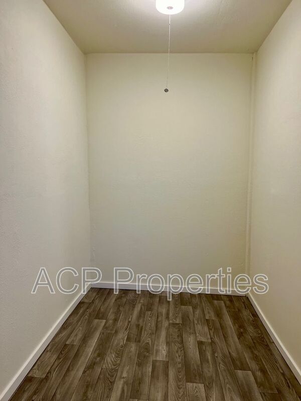 Building Photo - 1585 E Badger Rd