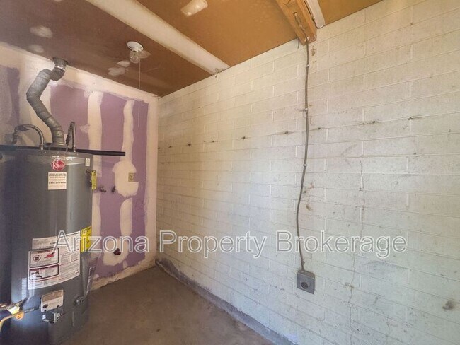Building Photo - 1702 W Vogel Ave