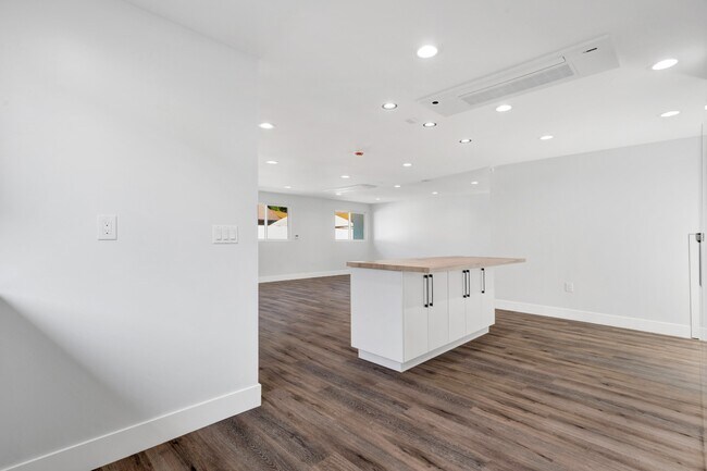 Building Photo - Spacious 3BR NoHo Home w/ Luxury European Finishes