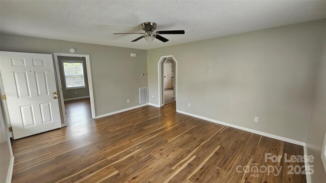 Building Photo - 906 E Catawba St