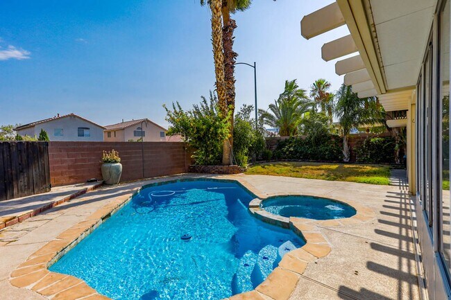 Building Photo - West Vegas Pool Home With First Floor Bed ...