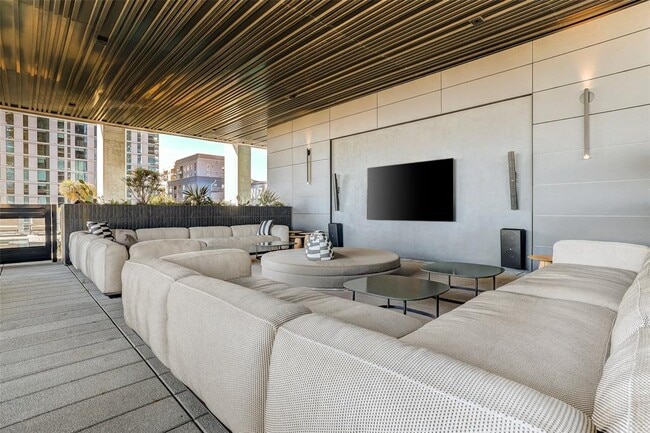 Building Photo - 610 Davis St