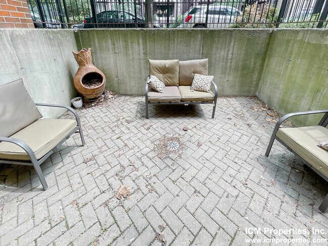 Building Photo - 2510 N Southport Ave