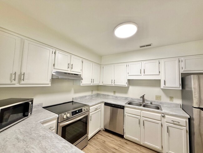 Building Photo - Newly Remodeled 3BD, 2.5BA Townhouse in Ca...