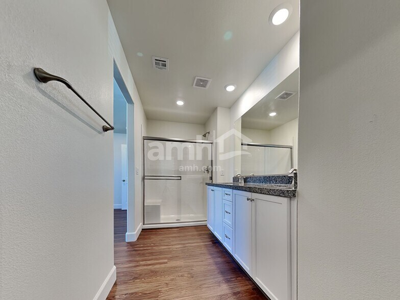 Building Photo - 1501 Garden Swing Ave