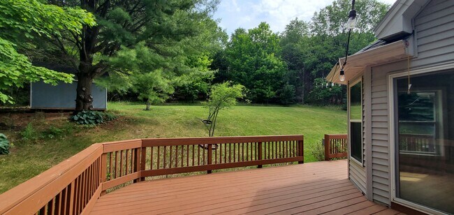 Building Photo - Spacious 5 Bedroom Executive Level Home