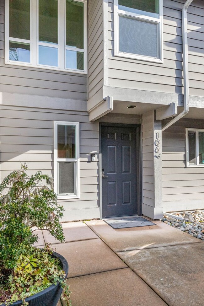 Building Photo - 2Bd/2.5Ba Bellevue Townhouse