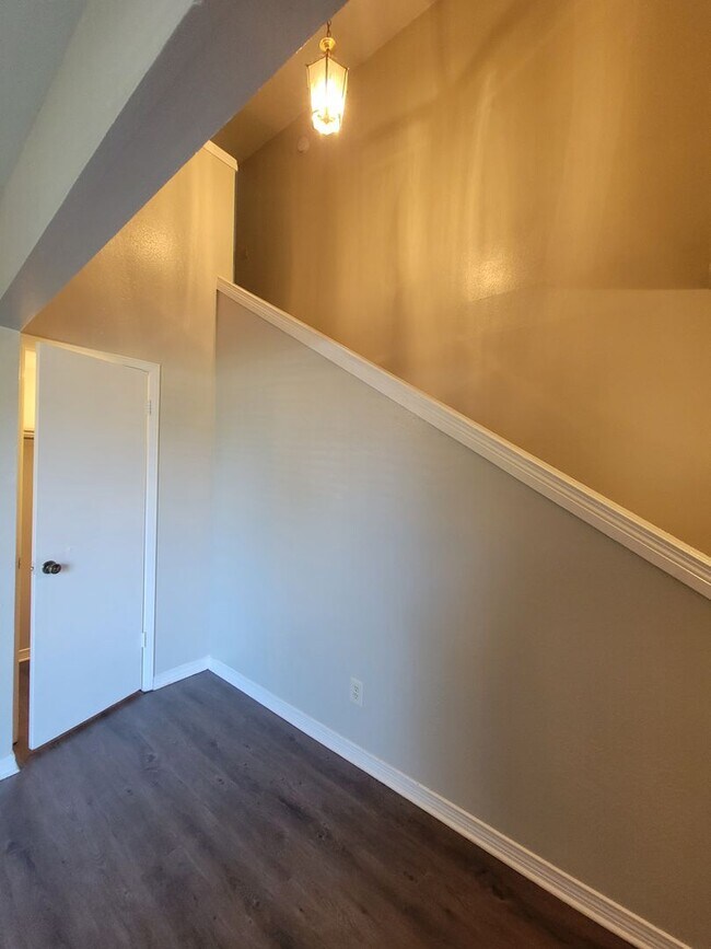 Building Photo - 4 Bedroom 2 bathroom