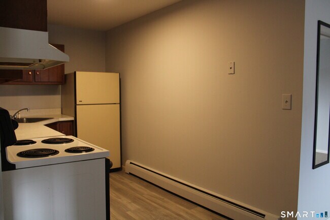Building Photo - 87 Meadow St