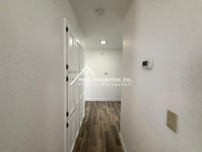 Building Photo - Wonderful Orangevale 4bd/2ba Home with 2 Car Garage!