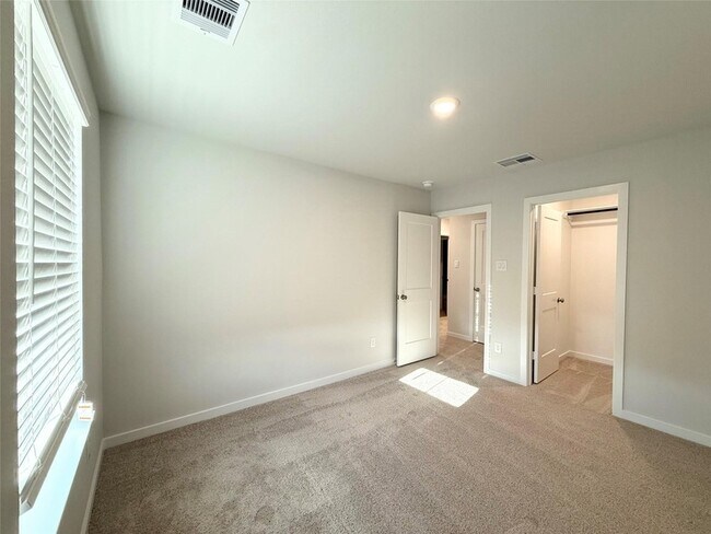 Building Photo - 3914 Flora Fld Dr