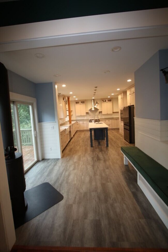 Building Photo - 9010 Sahalee Dr