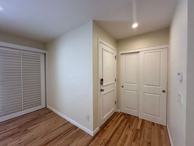 Building Photo - Stunning END-UNIT 3-bedroom condominium located in Agoura Hills