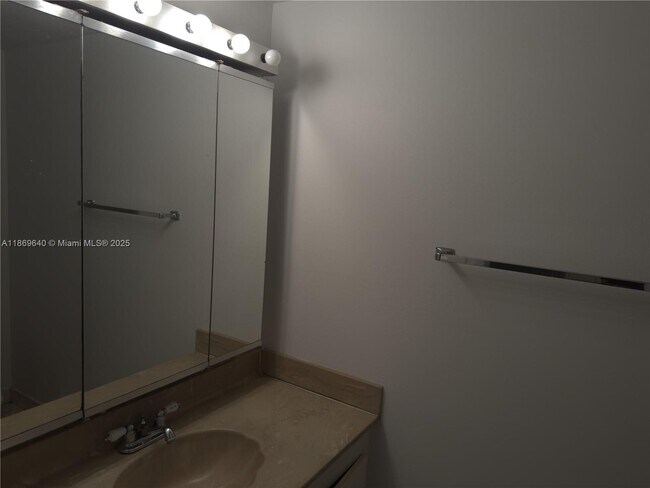 Building Photo - 2500 Parkview Dr