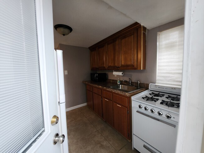New electric stove and fridge included - 1100 N Maple St