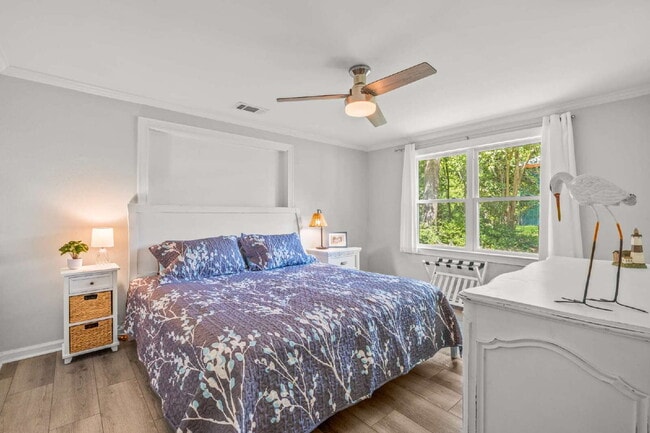 Building Photo - "Charming 3-Bedroom, 2.5-Bath Home Now Ava...