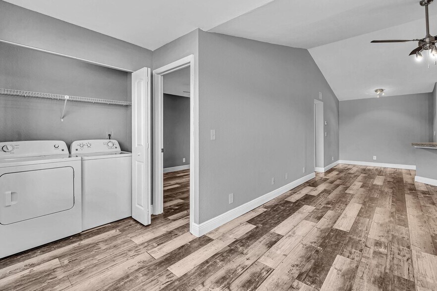 Building Photo - 3300 Pinewalk Dr N