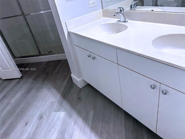 Building Photo - 17100 N Bay Rd