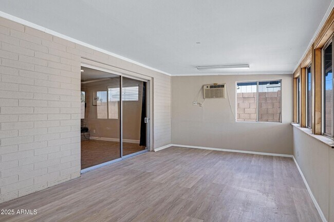 Building Photo - 110 W Del Rio Dr