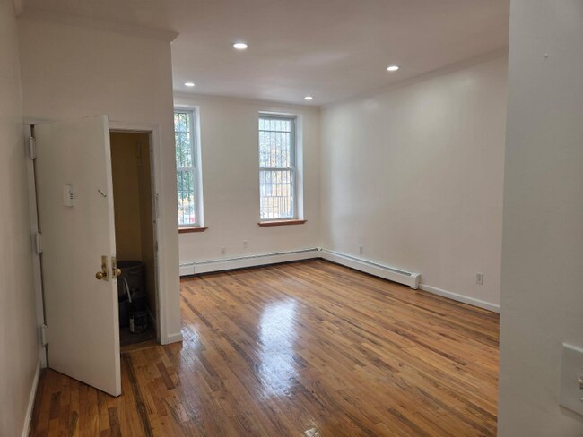 Building Photo - 136 Pulaski St