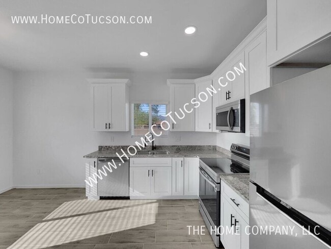 Building Photo - 1603 S Van Buren Ave