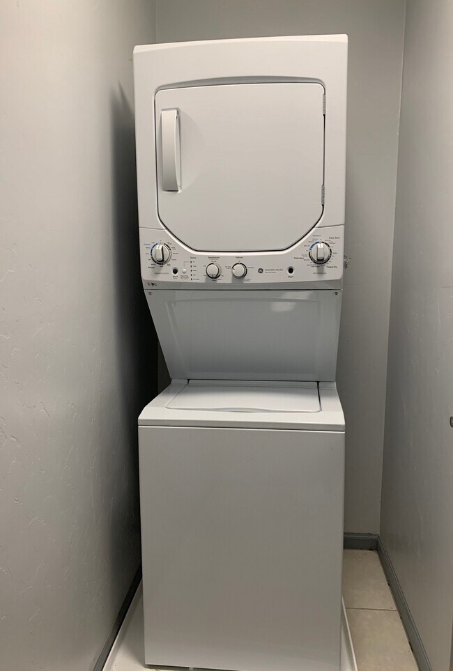 Building Photo - 3402 E Flower St