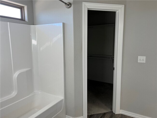 Building Photo - 1001 Tulip St