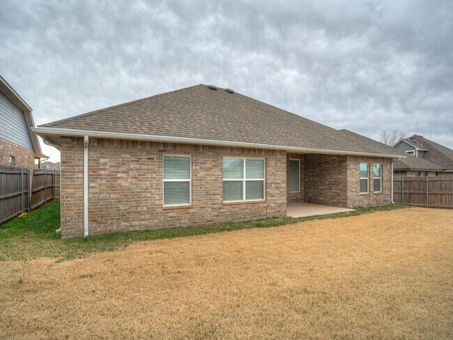 Building Photo - 4 Bedroom + Yukon Schools