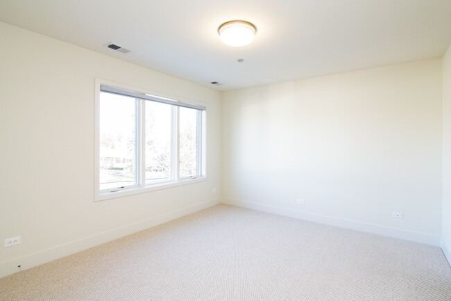 Building Photo - 1212 Vine Ave
