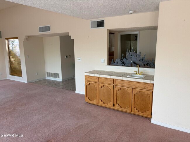 Building Photo - 320 Ave Mirador