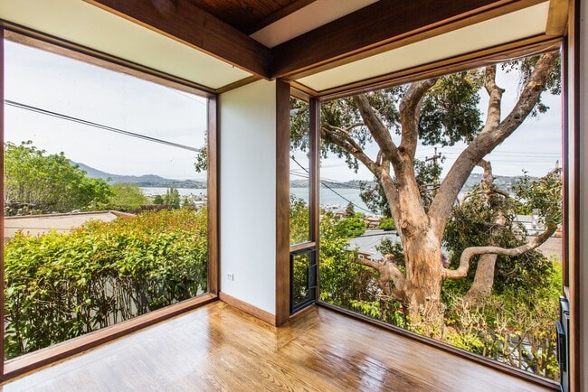 Building Photo - Mid Century Beauty in the Heart of the Banana Belt