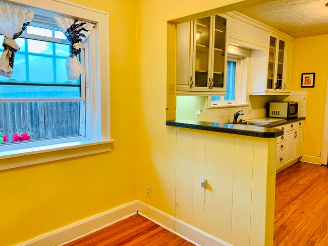 Building Photo - 5830 Holmes St