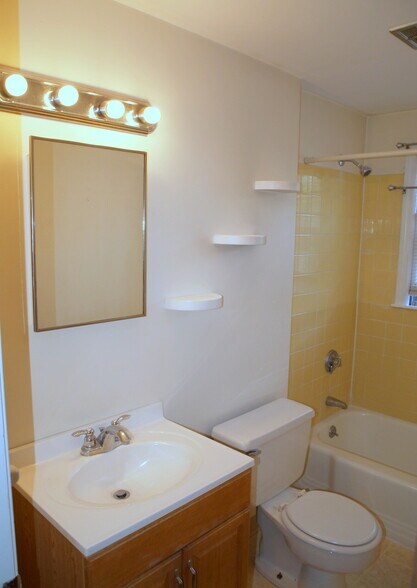 Building Photo - 17 Sinai Cir