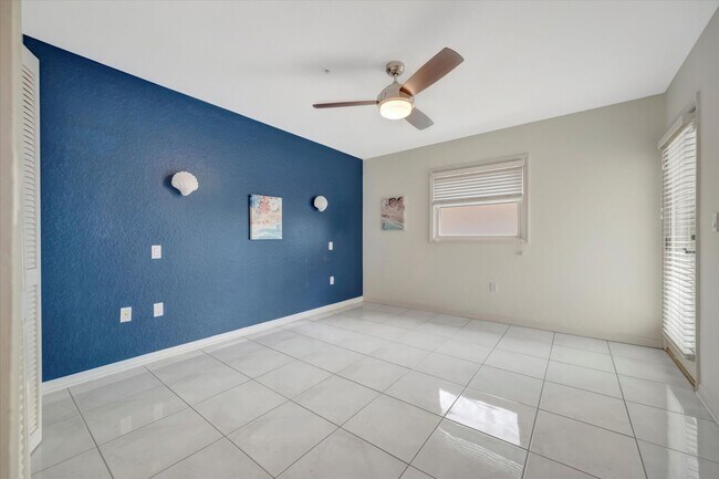 Building Photo - Stunning Annual Rental: Luxury Coastal Liv...