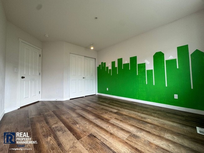 Building Photo - Spacious 5-Bedroom Home with 3-Car Garage & Fenced Yard in Kent!!