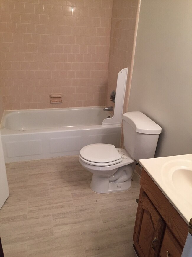 Building Photo - Spacious 2bd/1.5bth Condo Located in Laurel Square!!