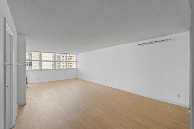 Building Photo - 1410 S Ocean Dr