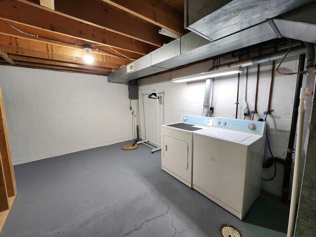Building Photo - 1500 Dustin Dr