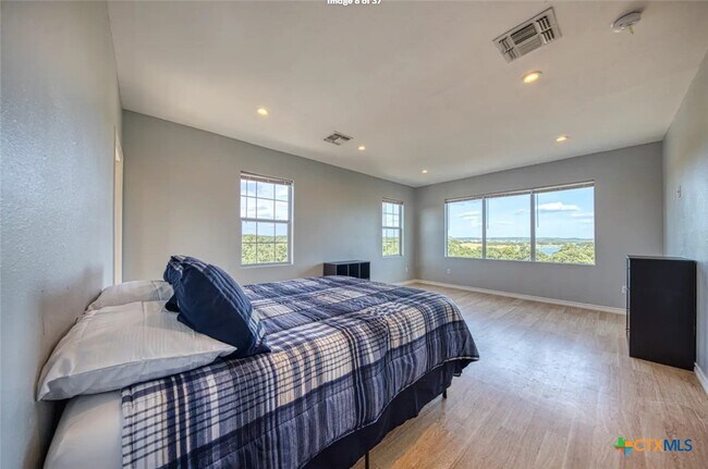 Building Photo - 729 Clay Ridge