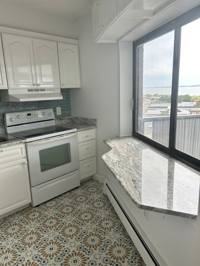 Building Photo - 300 Lynn Shore Dr