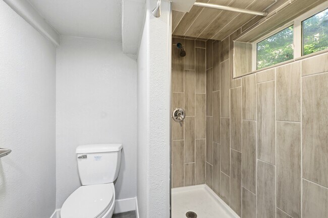 Building Photo - 582 4th St S
