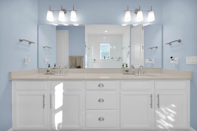 Building Photo - 2839 Montilla Dr