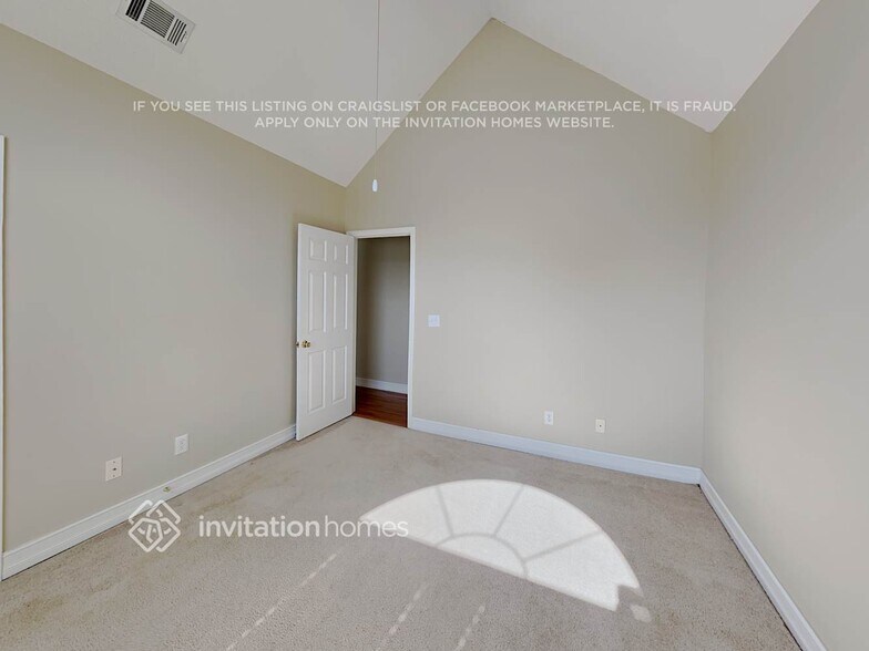 Building Photo - 1121 Sutton Dr