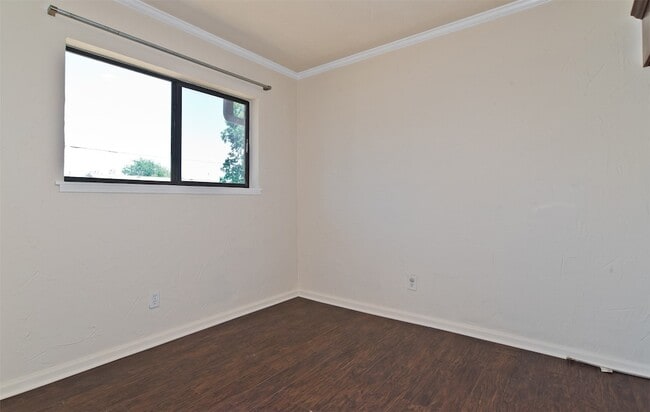 Building Photo - 502 Campfire Dr