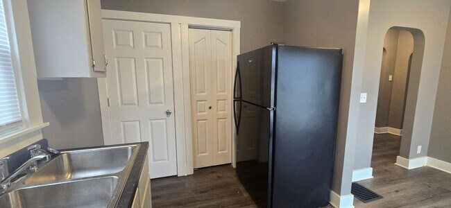 Building Photo - 1590 W. Waggoner-- 2 bed, 1 bath