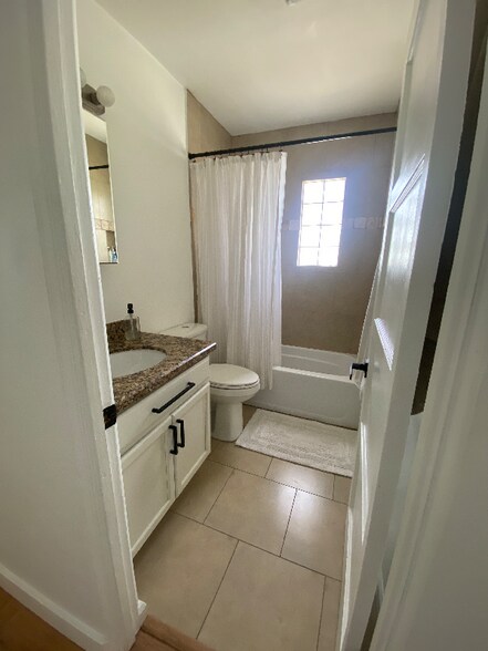 Building Photo - 3536 E Amelia Ave