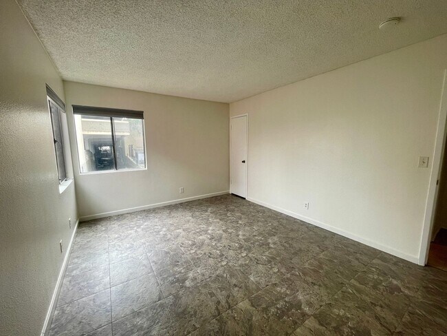 Building Photo - Specious 2 Bedrooms 1 Bathroom with Parking!