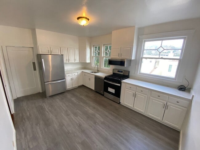 Building Photo - Epic REA - Spacious Light-filled Corner House 4BD/ 2BA