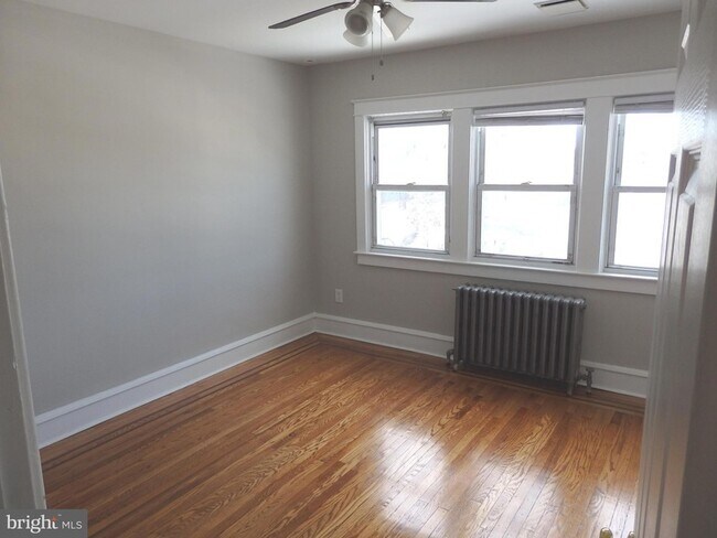 Building Photo - 129 S Eagle Rd