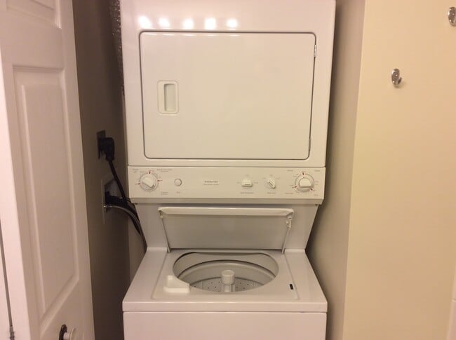 Building Photo - 5950 Oakwood Dr